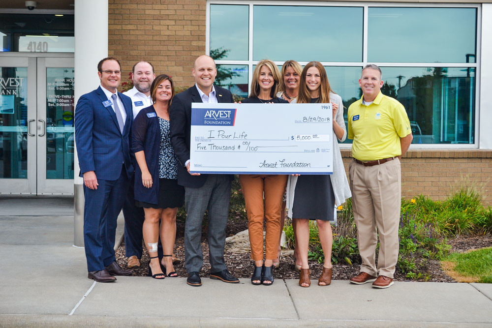 Community Strength
I Pour Life on Aug. 29 receives a $5,000 boost from the Arvest Foundation toward its effort to aid disadvantaged individuals. I Pour Life Executive Director Julie Higgins, center, says the gift will fund the LifeStrengths program for local at-risk youth.