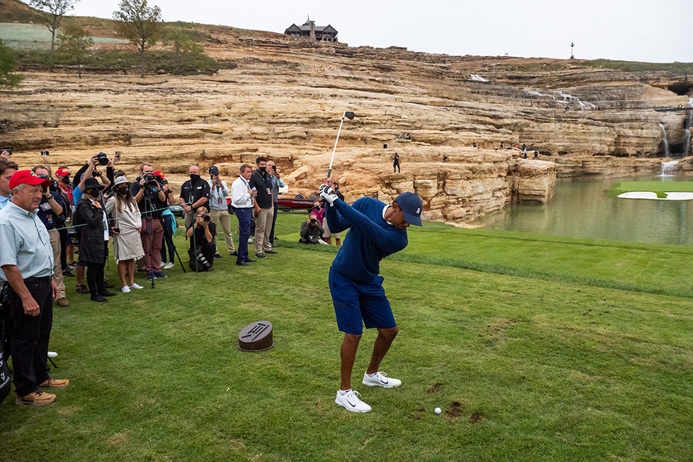 EPIC OZARKS MATCHJohnny Morris, far left, watches Tiger Woods aim at Payne's Valley.