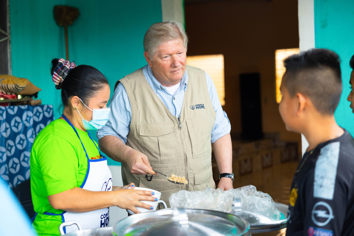 In El Salvador, he helps serve lunch at a Convoy program center.