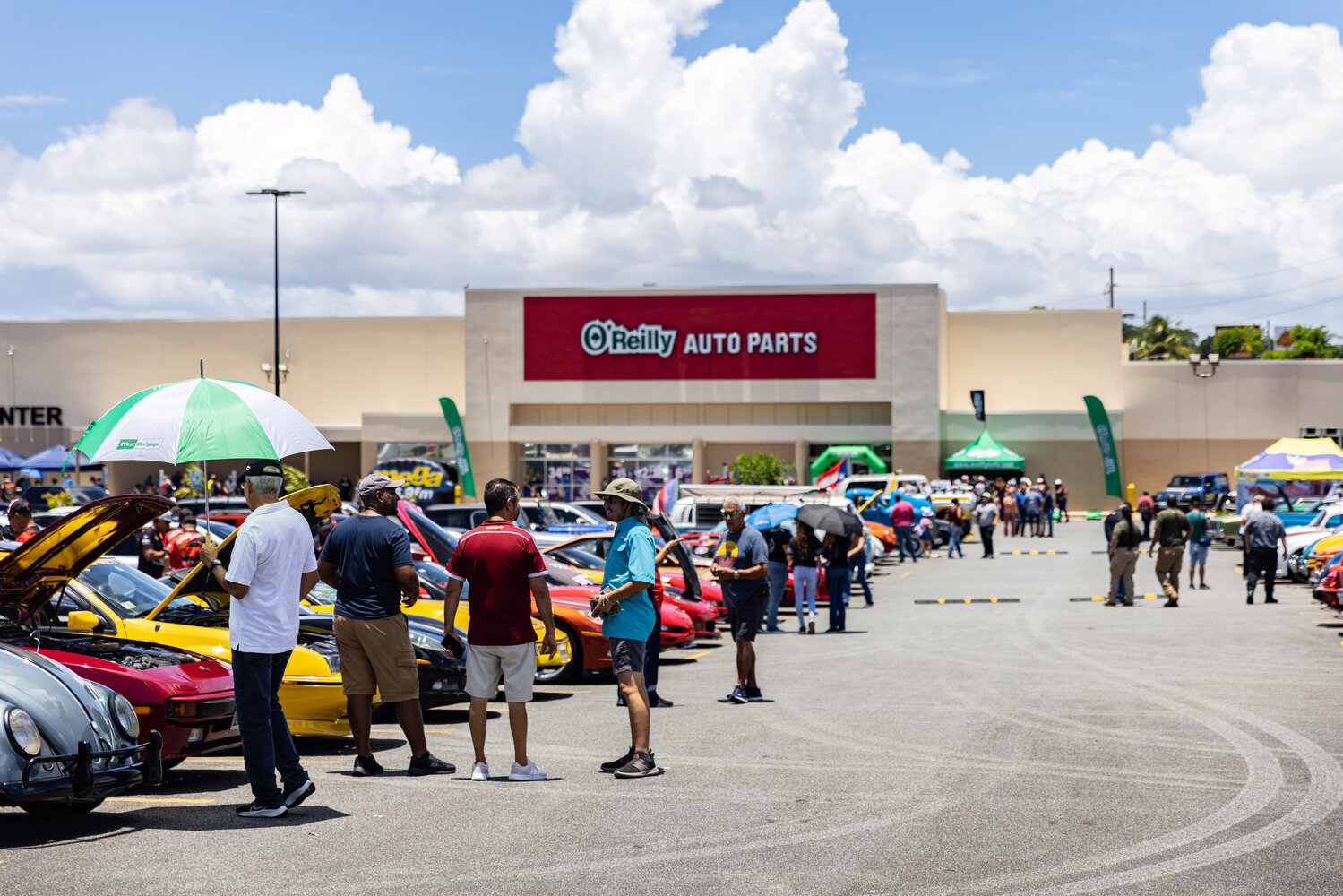 O'Reilly Automotive holds a ribbon-cutting ceremony for its new store and distribution center in Bayamón.